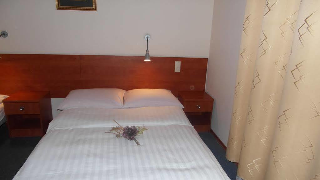 Hotel Julianow วอร์ซอ ภายนอก รูปภาพ
